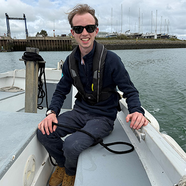 Cian y Cynorthwyydd Gweithrediadau ar gwch