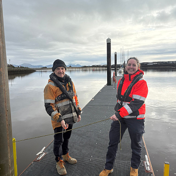 Sarah a Mike yn torri Rhuban i'r Pontŵn newydd