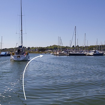 llun o'r pontynau yn y marina