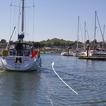 cychod yn y môr gyda saeth wrth ei ymyl i roi arweiniad